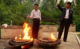 Ngao nướng bằng xăng - m&oacute;n đặc sản lạ miệng của người Triều Ti&ecirc;n