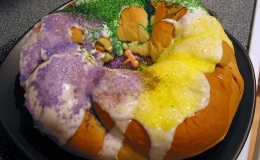 Qu&aacute; tr&igrave;nh l&agrave;m b&aacute;nh vua - m&oacute;n tr&aacute;ng miệng mang may mắn ở Mỹ