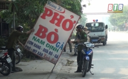 Kiến Xương ra qu&acirc;n xử l&yacute; nghi&ecirc;m c&aacute;c trường hợp t&aacute;i lấn chiếm l&ograve;ng lề đường v&agrave; h&agrave;nh lang ATGT đường bộ