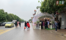 Dựng rạp cưới dưới l&ograve;ng đường 