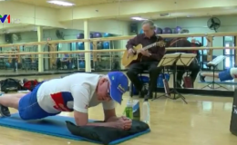 Cụ &ocirc;ng 71 tuổi lập kỷ lục Guiness khi giữ tư thế plank