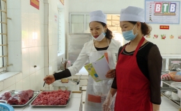 Kiểm so&aacute;t chặt chẽ nguồn thực phẩm cung cấp cho bếp ăn trường học