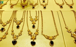 Khoảng c&aacute;ch gi&aacute; v&agrave;ng trong nước v&agrave; thế giới gi&atilde;n rộng 4,5 đồng/lượng