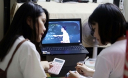 Bộ Gi&aacute;o dục v&agrave; Đ&agrave;o tạo tinh giản chương tr&igrave;nh, đẩy mạnh việc học qua truyền h&igrave;nh