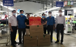 Li&ecirc;n đo&agrave;n Lao động huyện Th&aacute;i Thụy trao 3.300 khẩu trang vải cho c&ocirc;ng nh&acirc;n lao động