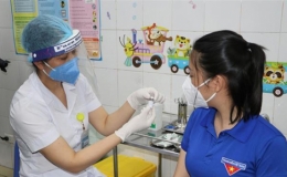 C&oacute; th&ecirc;m 1.840 người được ti&ecirc;m chủng vaccine COVID-19 trong ng&agrave;y 30/3/2021