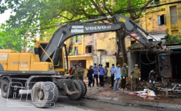 Th&agrave;nh phố: Tổ chức cưỡng chế thu hồi c&aacute;c căn hộ nh&agrave; ở tập thể thuộc sở hữu nh&agrave; nước tại khu tập thể 4 - 5 tầng phường L&ecirc; Hồng Phong
