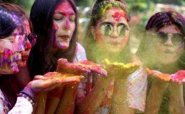 H&agrave;ng ngh&igrave;n người Ấn Độ xuống đường tham dự lễ hội Holi 
