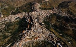 Ng&ocirc;i l&agrave;ng h&igrave;nh người tr&ecirc;n đỉnh n&uacute;i