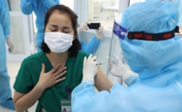 Sức khỏe những c&aacute;n bộ y tế ti&ecirc;m vaccine Covid-19 đầu ti&ecirc;n ổn định