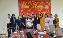 Tặng qu&agrave; nữ c&aacute;n bộ, c&ocirc;ng chức,  vi&ecirc;n chức, người lao động