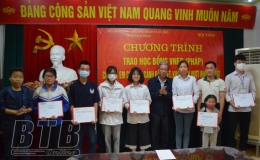 Trao 15 suất học bổng cho trẻ em c&oacute; ho&agrave;n cảnh đặc biệt kh&oacute; khăn