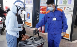 Ch&iacute;nh phủ tr&igrave;nh giảm 50% thuế bảo vệ m&ocirc;i trường với xăng dầu