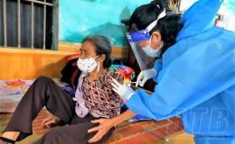 Đi từng ng&otilde;, g&otilde; từng nh&agrave;  ti&ecirc;m vắc-xin ph&ograve;ng Covid-19