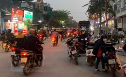  Đường Do&atilde;n Khu&ecirc;: Giao th&ocirc;ng lộn xộn, họp chợ dưới l&ograve;ng đường
