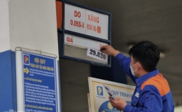 Gi&aacute; xăng l&ecirc;n gần 30.000 đồng một l&iacute;t