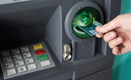 Giao dịch r&uacute;t tiền mặt qua ATM giảm mạnh
