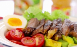 Lạ miệng salad b&ograve; b&iacute;t tết trộn bơ