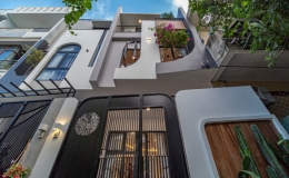 Ng&ocirc;i nh&agrave; th&ocirc;ng gi&oacute; m&aacute;t lạnh, v&otilde;ng mắc đu đưa b&ecirc;n s&acirc;n vườn mini