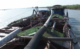 Ph&aacute;t hiện, bắt giữ 2 t&agrave;u khai th&aacute;c c&aacute;t tr&aacute;i ph&eacute;p