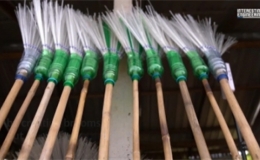 Sản xuất chổi từ vỏ chai nhựa đ&atilde; qua sử dụng