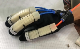Sinh vi&ecirc;n l&agrave;m găng tay robot hỗ trợ người đột quỵ