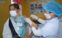 Th&aacute;i B&igrave;nh tiếp tục triển khai ti&ecirc;m 88.130 liều vắc-xin ph&ograve;ng Covid-19