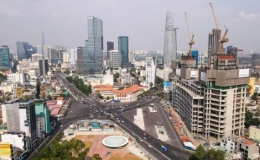 Cận cảnh giếng trời hoa sen khổng lồ ga Bến Th&agrave;nh