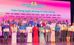 Đẩy mạnh học tập v&agrave; l&agrave;m theo tư tưởng, đạo đức, phong c&aacute;ch Hồ Ch&iacute; Minh trong c&ocirc;ng nh&acirc;n, vi&ecirc;n chức, lao động
