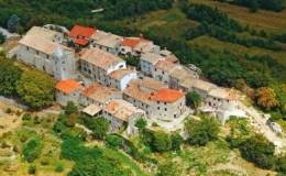 Kh&aacute;m ph&aacute; thị trấn nhỏ nhất h&agrave;nh tinh với kiến tr&uacute;c v&ocirc; c&ugrave;ng độc đ&aacute;o