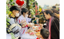  5.000 lượt kh&aacute;ch đến tham quan, mua sắm tại hội chợ xu&acirc;n Trường THPT Nguyễn Tr&atilde;i