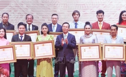 Chủ tịch nước V&otilde; Văn Thưởng dự Lễ trao tặng danh hiệu Nghệ sĩ nh&acirc;n d&acirc;n, Nghệ sĩ ưu t&uacute; lần thứ 10