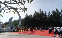 D&acirc;ng hương, tưởng niệm c&aacute;c anh h&ugrave;ng liệt sĩ đ&atilde; anh dũng hy sinh trong sự nghiệp bảo vệ chủ quyền biển, đảo thi&ecirc;ng li&ecirc;ng của Tổ quốc