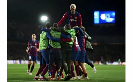 Đ&aacute;nh bại Napoli, Barca vượt qua v&ograve;ng 1/8 Champions League