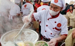 Festival Phở tại Nam Định: H&agrave;ng vạn du kh&aacute;ch xếp h&agrave;ng chờ thưởng thức phở