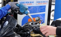 Gi&aacute; xăng giảm "nhỏ giọt"
