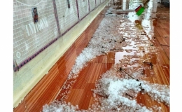 Gi&oacute; lốc, mưa đ&aacute; g&acirc;y thiệt hại ở Bắc Bộ, dự b&aacute;o tiếp diễn 2 ng&agrave;y tới