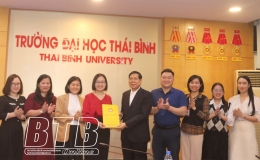 Hội Khuyến học tỉnh: Trao học bổng cho học sinh, sinh vi&ecirc;n vượt kh&oacute; hiếu học của Trường Đại học Th&aacute;i B&igrave;nh   
