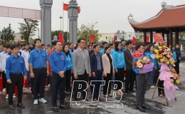Huyện đo&agrave;n Tiền Hải: D&acirc;ng hương v&agrave; kết nạp đo&agrave;n vi&ecirc;n tại khu lưu niệm Chủ tịch Hồ Ch&iacute; Minh