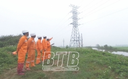 Kiểm tra c&aacute;c khoảng n&eacute;o thi c&ocirc;ng tuyến đường d&acirc;y 500kV qua địa phận huyện Hưng H&agrave;