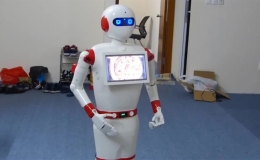 Robot biết m&uacute;a h&aacute;t, dạy tiếng Anh của giảng vi&ecirc;n trường qu&acirc;n đội