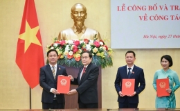 Trao Nghị quyết của Ủy ban Thường vụ Quốc hội về c&ocirc;ng t&aacute;c c&aacute;n bộ