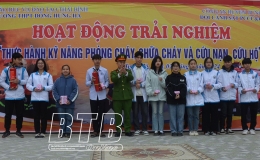 Trường THPT Đ&ocirc;ng Hưng H&agrave; thực h&agrave;nh kỹ năng ph&ograve;ng ch&aacute;y, chữa ch&aacute;y v&agrave; cứu nạn, cứu hộ
