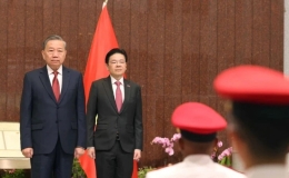 Chuyến thăm đầu ti&ecirc;n của Tổng B&iacute; thư T&ocirc; L&acirc;m tới Cộng h&ograve;a Singapore