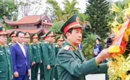 Đại tướng Phan Văn Giang d&acirc;ng hương tưởng niệm Chủ tịch Hồ Ch&iacute; Minh tại Khu di t&iacute;ch quốc gia đặc biệt ATK Định H&oacute;a