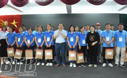 Gặp mặt, chia tay người lao động đi l&agrave;m việc thời vụ tại H&agrave;n Quốc