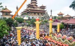 H&agrave;ng ngh&igrave;n Phật tử tham gia lễ v&iacute;a Đức Bồ t&aacute;t Qu&aacute;n Thế &Acirc;m