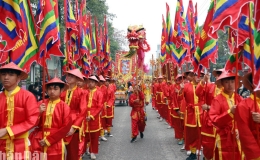 H&agrave;ng vạn du kh&aacute;ch tham gia Lễ hội rước Mẫu tại Tuy&ecirc;n Quang