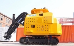 Robot x&acirc;y cầu khổng lồ ở v&ugrave;ng nước đục