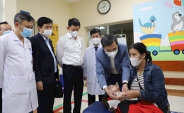 Sẵn s&agrave;ng phương &aacute;n thu dung, điều trị khi số ca bệnh sởi gia tăng